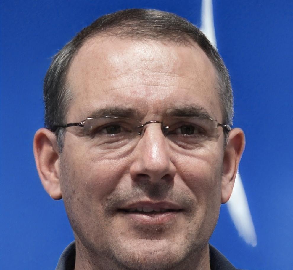 Expert en stratégie digitale expliquant les méthodes d'optimisation