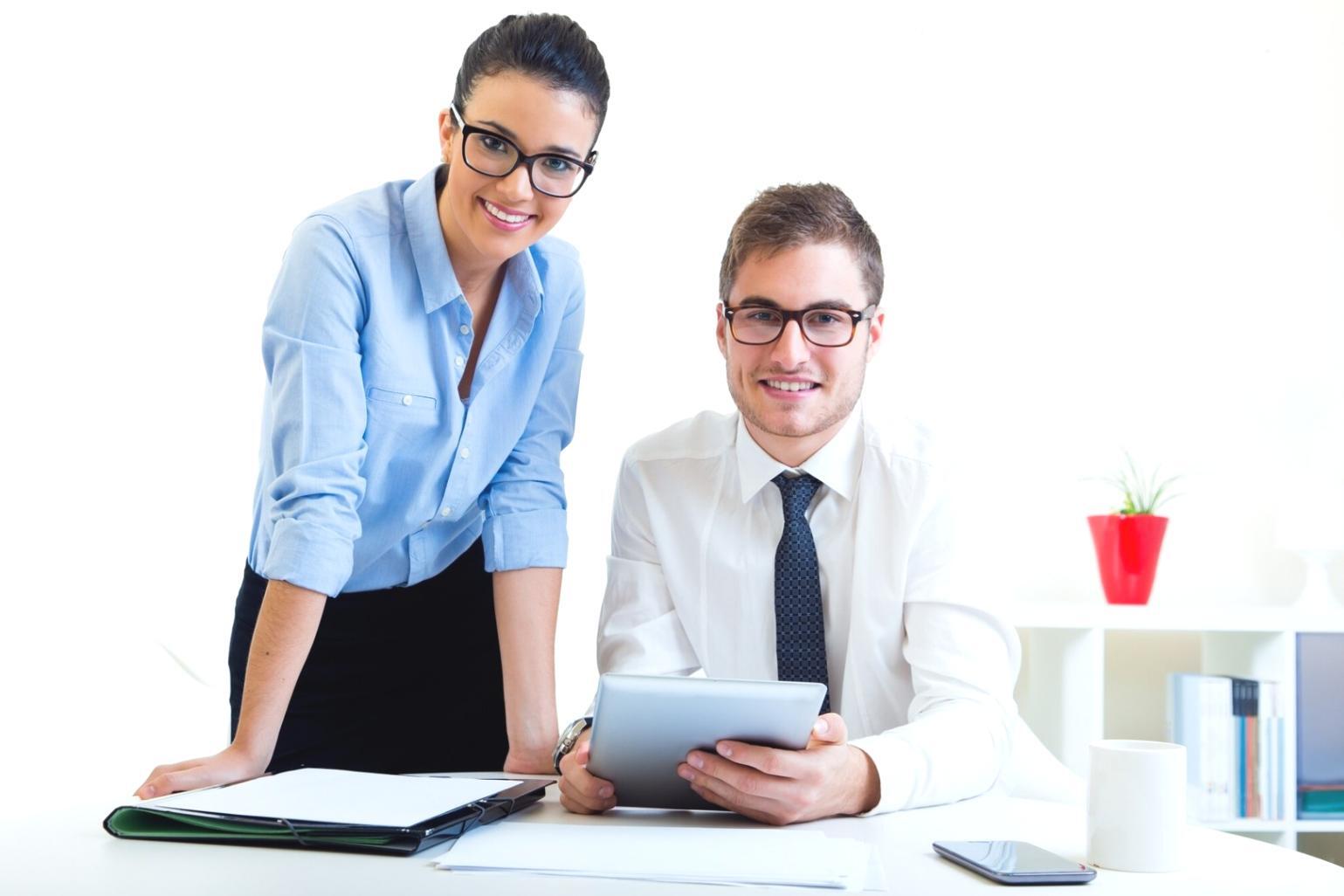 Espace de travail moderne avec ordinateur et carnet de notes représentant l'accompagnement personnalisé des entrepreneurs